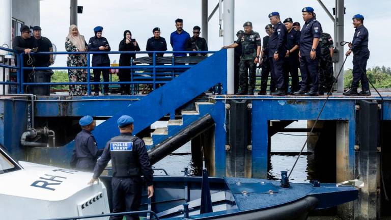 Ketua Polis Kelantan Datuk Mohd Yusuff Mamat berbual bersama anggota polis marin ketika mennjau di beberapa kawasan sempadan Malaysia - Thailand di Jeti Polis Marin Pengkalan Kubor pada Ogos 11, 2025.