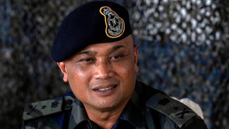 Komander Briged Tenggara Pasukan Gerakan Am (PGA) Datuk Nik Ros Azhan Nik Ab Hamid ketika bertemu pengamal media selepas melakukan tinjauan di sepanjang Sungai Golok dari Pengkalan Kubor sehingga ke Rantau Panjang hari ini- BERNAMA
