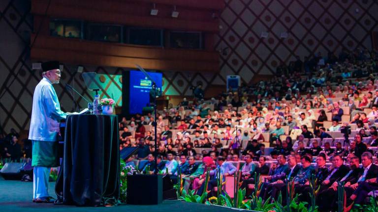 Perdana Menteri Datuk Seri Anwar Ibrahim menyampaikan ucapan pada Majlis Amanat Perdana Perkhidmatan Awam (MAPPA) ke-20 “Perkhidmatan Awam MADANI” di Pusat Konvensyen Antarabangsa Putrajaya (PICC) hari ini- BERNAMA