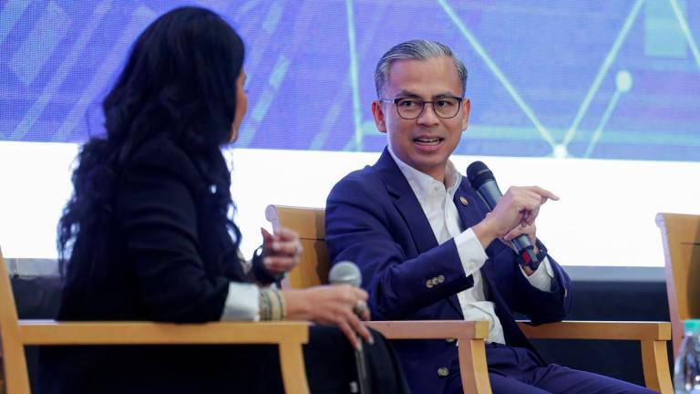 Menteri Komunikasi Datuk Fahmi Fadzil semasa sesi forum bertajuk 'Let's Talk AI Revolution' yang diadakan sempena Persidangan AI Grand Prix 2025 di Institut Penyiaran dan Penerangan Tun Abdul Razak (IPPTAR) hari ini. - fotoBERNAMA
