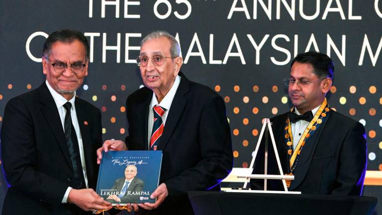 Menteri Kesihatan Datuk Seri Dr Dzulkefly Ahmad (kiri) melancarkan Autobiography ‘ A Life of Dedication, The Legacy of Professor Datuk Dr Lekhraj Rampal’ bersama dengan Datuk Dr Lekhraj Rampal (tengah) pada Majlis Jamuan Makan Sempena Ulang Tahun Ke-65 Malaysia Medical Association (MMA), semalam. Turut sama Presiden MMA Datuk Dr Thirunavukarasu Rajoo (kanan) -fotoBERNAMA