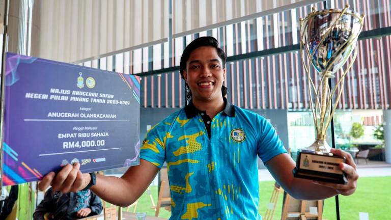 Muhammad Arif Afifuddin showing the Sportsman Award trophy he received at the Penang State Sports Awards Ceremony 2023/2024 today. - BERNAMAPIX