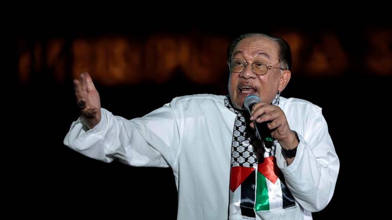 Perdana Menteri Datuk Seri Anwar Ibrahim menyampaikan syarahan khas pada Malam Himpunan dan Selawat Malaysiaku Bersama Gaza sempena Karnival Sumud Nusantara 2025 di Dataran Merdeka malam ini -fotoBERNAMA
