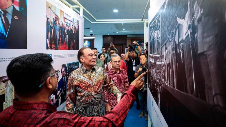 Perdana Menteri Datuk Seri Anwar Ibrahim (tengah) dan Menteri Komunikasi Datuk Fahmi Fadzil (kanan) mendengar penerangan dari Ketua Pengarang Bernama Arul Rajoo Durar Raj (kiri) ketika melawat pameran foto sempena sambutan Kemuncak Hari Wartawan Nasional 2025 di Dewan Merdeka Pusat Dagangan Dunia Kuala Lumpur (WTCKL) hari ini.- fotoBERNAMA