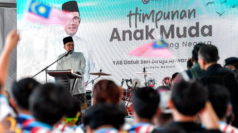 Perdana Menteri Datuk Seri Anwar Ibrahim menyampaikan ucapan perasmian pada Himpunan Anak Muda Benteng Negara di sini hari ini.Anwar berkata kerajaan tidak akan memandang ringan konflik Thailand dan Kemboja dan kesannya ke atas negara ini. - fotoBERNAMA
