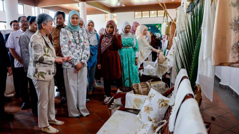 Tengku Permaisuri Selangor, Tengku Permaisuri Norashikin berkenan melawat reruai pada Majlis Perasmian Warna- Warni Botani: Festival Fabrikasi di Taman Botani Negara Shah Alam hari ini - fotoBERNAMA