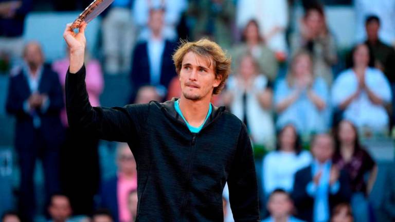 Tennis fan at Halle hit by falling advertising board