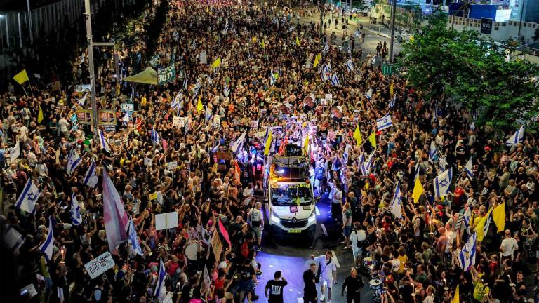 Protesters gather in a demonstration organised by the families of the Israeli hostages taken captive in the Gaza Strip since the October 2023 calling for action to secure their release outside the Defence Ministry headquarters in Tel Aviv on August 9, 2025. - Jack GUEZ / AFP