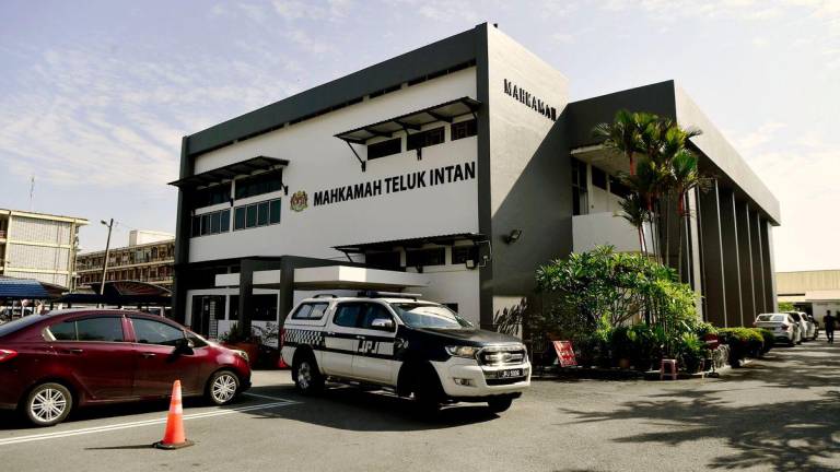 Mahkamah Majistret di sini hari ini mengeluarkan waran tangkap terhadap pemilik syarikat lori yang terbabit dalam kemalangan dengan trak Pasukan Simpanan Persekutuan (FRU) hingga sembilan anggota maut pada 13 Mei lepas. - fotoBERNAMA