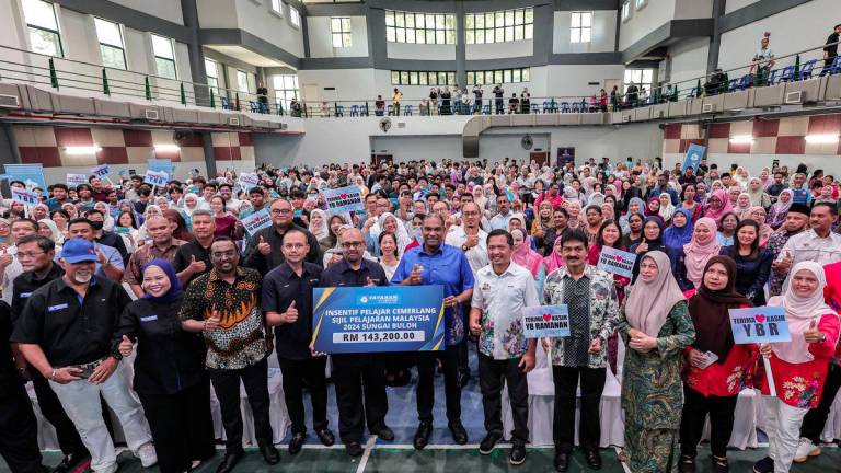 Timbalan Menteri Pembangunan Usahawan dan Koperasi, Datuk Seri R Ramanan bergambar pada Majlis Penyampaian Insentif Pelajar Cemerlang Sijil Pelajaran Malaysia (SPM) 2024 Sungai Buloh di Dewan Serbaguna Seksyen 7, Kota Damansara hari ini.- fotoBERNAMA
