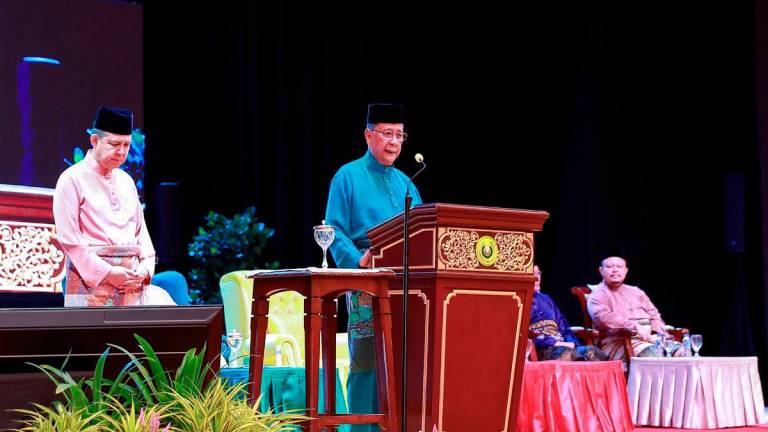 Sultan Kedah Al-Aminul Karim Sultan Sallehuddin Sultan Badlishah berkenan menyampaikan titah diraja pada Majlis Sambutan Maulidur Rasul Peringkat Negeri Kedah di Wisma Negeri, hari ini. - BERNAMA