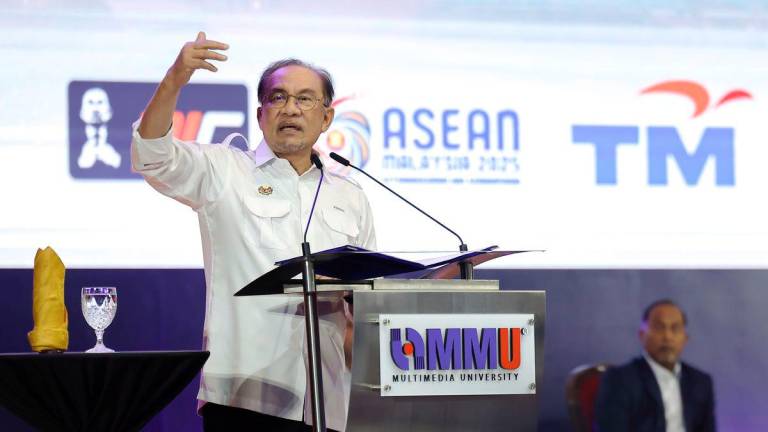 Prime Minister Datuk Seri Anwar Ibrahim delivers a speech at the Temu Anwar\@Multimedia University (MMU) programme and the launch of MMU’s Faculty of Artificial Intelligence and Engineering today. – BERNAMA