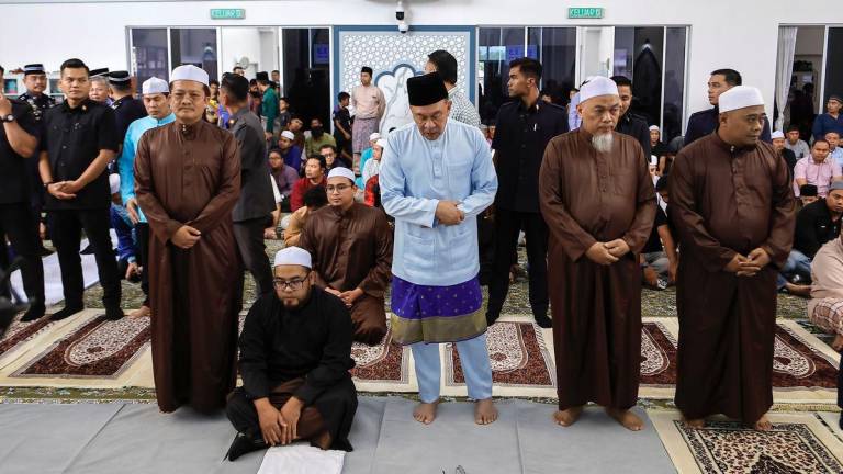 Perdana Menteri Datuk Seri Anwar Ibrahim menunaikan solat sunat sebelum solat Jumaat di Surau Jannatul Firdaus, Perumahan Penjawat Awam Malaysia (PPAM) Seruling, hari ini. - BERNAMA
