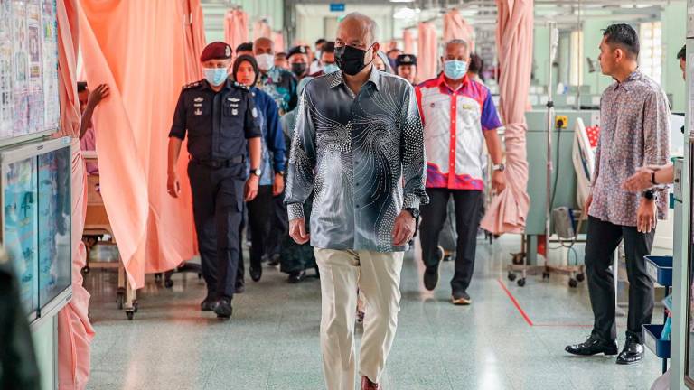 Sultan of Perak Sultan Nazrin Shah visited the families of victims of the horrific accident involving Universiti Pendidikan Sultan Idris (UPSI) students at the Forensics Department of Raja Permaisuri Bainun Hospital today. - Bernama pix
