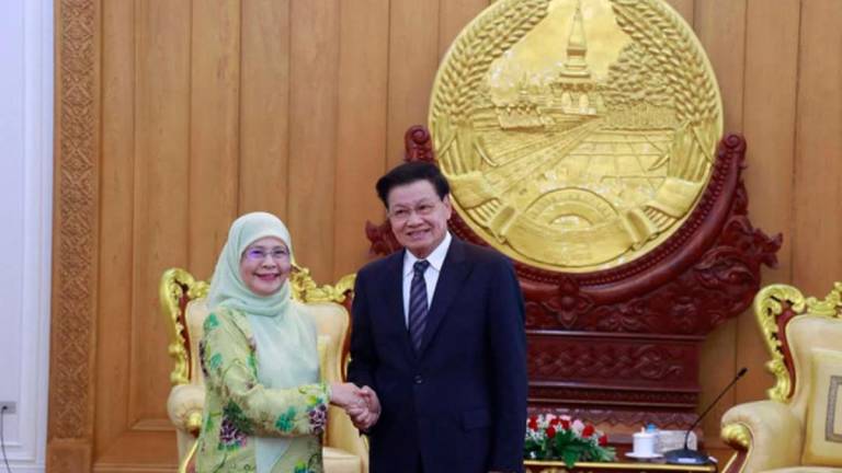 President Thongloun Sisoulith warmly welcomed Her Ladyship Tun Tengku Maimun binti Tuan Mat, Chief Justice of the Federal Court of Malaysia, on June 4, 2025, in Vientiane, during her official visit to the Lao PDR from June 3–6, 2025. Photo: Laos News Agency (KPL)