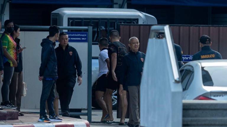 Sebuah trak yang dipercayai membawa enam rakyat Malaysia dilihat tiba di pekarangan Pejabat Imigresen Sungai Golok kira-kira pukul 5 petang waktu tempatan, hari ini - fotoBERNAMA