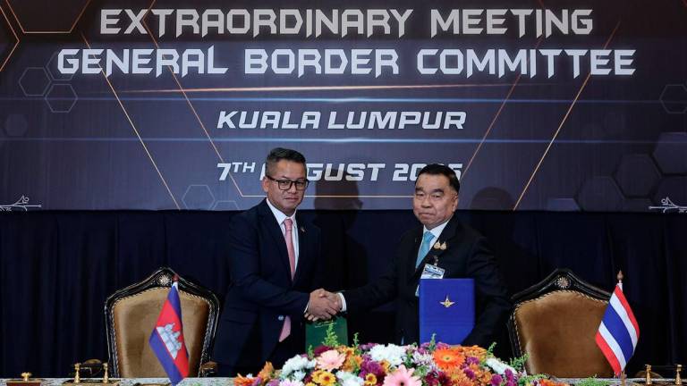 Menteri Pertahanan Kemboja, Jeneral Tea Seiha (kiri), dan Pemangku Menteri Pertahanan Thailand, Jeneral Nattaphon Narkphanit (kanan) - fotoBERNAMA