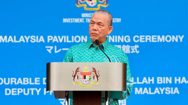 Datuk Seri Fadillah Yusof berucap sebelum perasmian Malaysia Pavillion at EXpo Osaka, hari ini. BERNAMApix