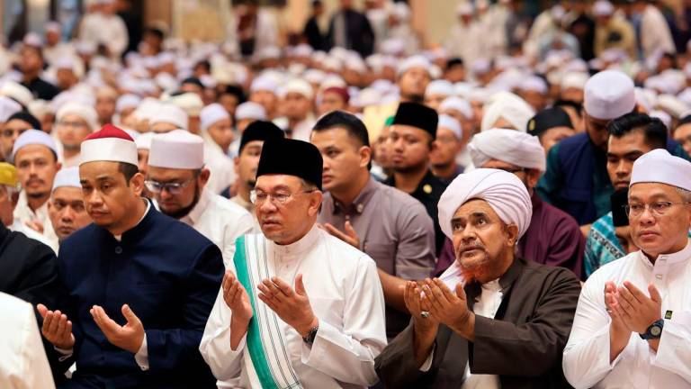 Prime Minister Datuk Seri Anwar Ibrahim joins around 10,000 congregants for Subuh prayer led by Putra Mosque Imam Abdul Karim Zakaria in conjunction with the MADANI Subuh Lecture at Putra Mosque today. Also present were renowned Islamic scholar Al-Habib Umar bin Muhammad bin Salim Ben Hafez and Minister in the Prime Minister’s Department (Religious Affairs) Datuk Dr Mohd Na’im Mokhtar. – BERNAMA
