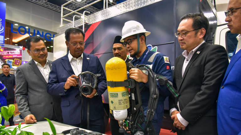 Deputy Minister of Human Resources, Datuk Seri Abdul Rahman Mohamad (second from left), observes a respiratory protection device against hazardous gases at the Launch Ceremony of the ASEAN Occupational Safety and Health Conference 2025 (ASEAN OSH SUMMIT 2025) in conjunction with Malaysia’s ASEAN Chairmanship 2025, held at the Kuala Lumpur Convention Centre today. – BERNAMA