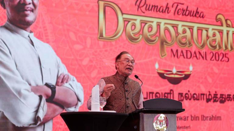 Perdana Menteri Datuk Seri Anwar Ibrahim berucap pada Majlis Rumah Terbuka Deepavali MADANI 2025 bertemakan “Cahaya MADANI, Sinar Perpaduan” di pekarangan KL Sentral, di sini hari ini. - fotoBERNAMA