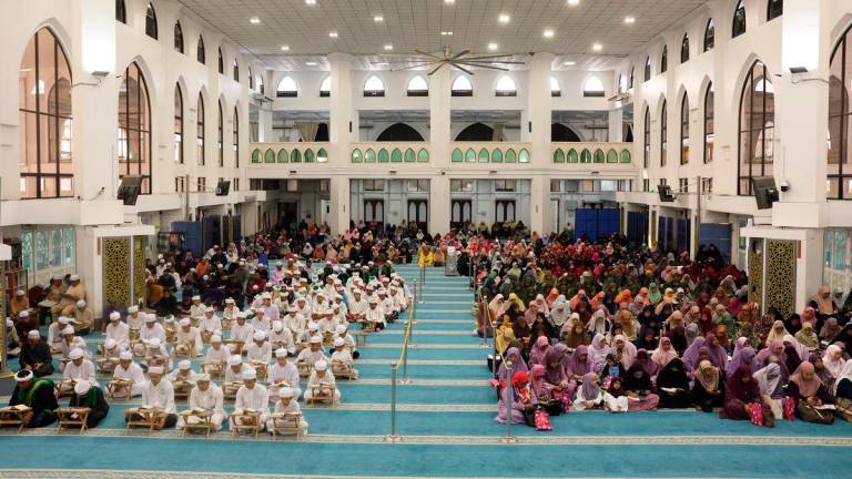The participants, consisting of tahfiz students and members of the public, are reading the Quran while taking part in the Malaysia #QuranHour 2025 Programme at Masjid Jamek Al-Sultan Ismail Petra today. - BERNAMA