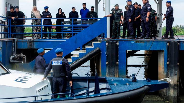 Kelantan Police Chief, Datuk Mohd Yusuff Mamat, spoke with marine police officers while inspecting several areas along the Malaysia–Thailand border at the Marine Police Jetty in Pengkalan Kubor here today. - BERNAMA