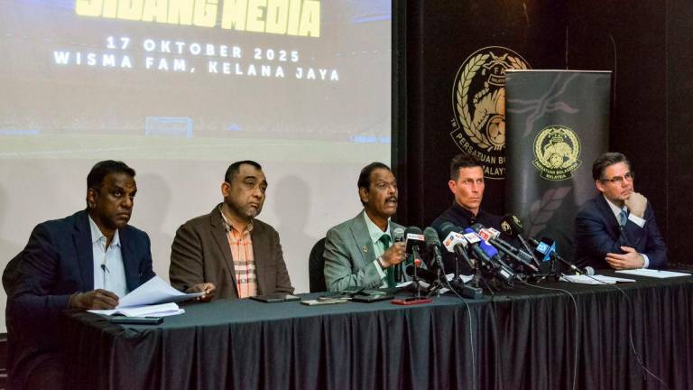 Timbalan Presiden FAM, Datuk Sivasundaram Sithamparam Pillai (tengah) ketika sidang media berkenaan perkembangan terkini status tujuh pemain bola sepak kebangsaan Malaysia di Wisma FAM hari ini. - BERNAMA