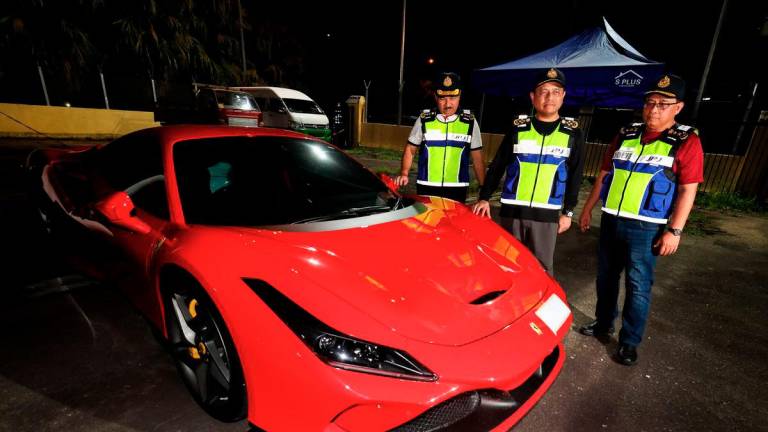 Ketua Pengarah Jabatan Pengangkutan Jalan (JPJ) Datuk Aedy Fadly Ramli (tengah) bersama antara kereta yang disita akibat tidak mempunyai cukai jalan, pada sidang media berhubung penyitaan 270 kenderaan mewah di seluruh negara yang dikesan tidak memiliki cukai jalan dan insurans sah menerusi Ops Luxury yang dilaksanakan sejak 1 Julai lepas, di JPJ Taman Daya, baru-baru ini. - BERNAMA