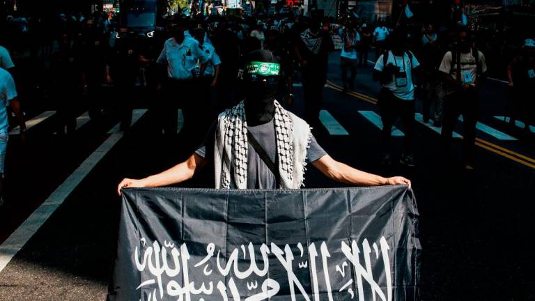 A person wearing a bandana associated with Hamas participates in a “Stop starving Gaza” march during the ongoing conflict between Israel and Hamas, in New York City, U.S., August 16, 2025. REUTERS/Eduardo Munoz