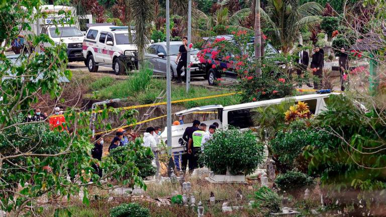The atmosphere during the exhumation of Reserve Officers Training Unit (PALAPES) cadet Syamsul Haris Shamsudin’s grave at the Kampung Rinching Ulu Muslim Cemetery today. - BERNAMA