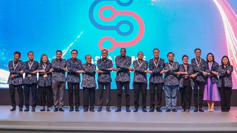 Timbalan Menteri Pembangunan Usahawan dan Koperasi, Datuk Seri R Ramanan (tengah) bergambar bersama wakil delegasi daripada negara-negara ASEAN pada ASEAN SME Forum 2025 dan SME Venture@ASEAN di Pusat Pameran dan Perdagangan Antarabangsa Malaysia (MITEC) hari ini. - fotoBERNAMA