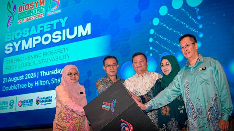 The Deputy Minister of Natural Resources and Environment Sustainability, Datuk Seri Huang Tiong Sii (centre), alongside the Director-General of the Malaysian Biosafety Department, Lornie Enggong (right), during the symbolic opening of the Biosafety Symposium in conjunction with Malaysia’s ASEAN Chairmanship 2025 at the Doubletree By Hilton i-City Shah Alam today. - BERNAMA