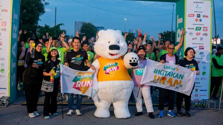 Flagging off of Lotus’s CCR’25 5km categories by Saksit (third from left), together with Lotus’s Malaysia executive committee members and mascots LoLo, Cookie Guy, Tigo, Cola Bear.