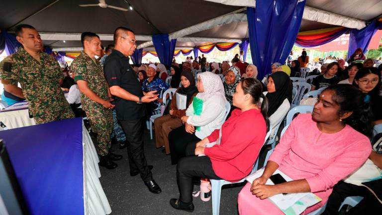 Ketua Pengarah Jabatan Latihan Khidmat Negara (JLKN) Datuk Ya'cob Samiran (tiga, kiri) menyantuni dengan para pelatih Program Latihan Khidmat Negara (PLKN) pada Sesi Lapor Diri Pelatih PLKN 3.0 Wiramuda Negara Siri 3/2025 di Kem Wataniah 515 Kuala Lumpur hari ini.-- - BERNAMA