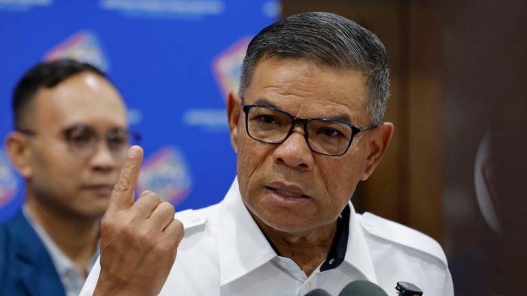 Menteri Dalam Negeri Datuk Seri Saifuddin Nasution Ismail bercakap pada sidang media selepas mengadakan lawatan ke Bahagian Kad Pengenalan di Jabatan Pendaftaran Negara (JPN) hari ini. - fotoBERNAMA