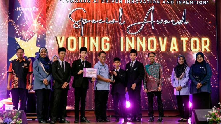 Deputy Higher Education Minister Datuk Mustapha Sakmud (centre) presents the Special Award, the Young Innovator Award, to students of Sekolah Menengah Kebangsaan Agama Kedah at the closing of iCompEx 2025 at Politeknik Sultan Abdul Halim Mu’adzam Shah (POLIMAS) today. – BERNAMA