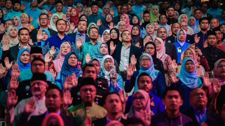 Civil servants reciting the pledge at the 20th Public Service Premier Address (MAPPA) “MADANI Public Service” at the Putrajaya International Convention Centre (PICC) today. - BERNAMA