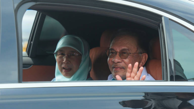 Perdana Menteri Datuk Seri Anwar Ibrahim dan isteri Datuk Seri Dr Wan Azizah Wan Ismail hadir pada Majlis Kenduri Rakyat sempena Program Ukhwah Kepimpinan MADANI sempena Pemukiman Anggota Pentadbiran dan Ahli-ahli Parlimen Kerajaan MADANI di Dataran Kampung Pachitan hari ini. - BERNAMA