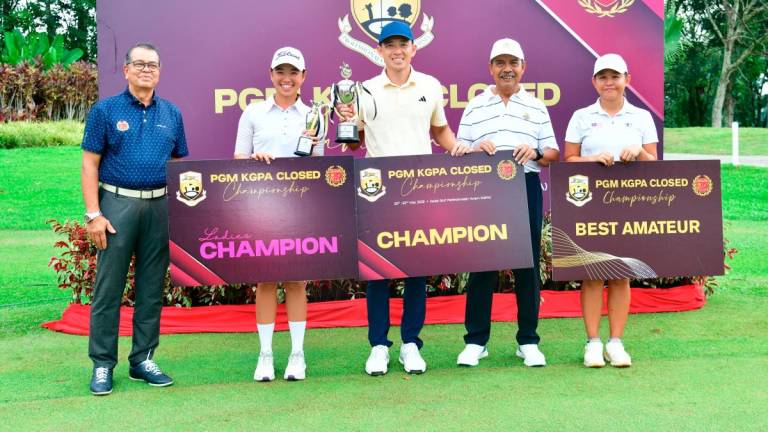 FROM LEFT: YBhg Dato’ Sri Shaharuddin Khalid (General Manager of KGPA), ladies Champion Genevieve Ling, mens Champion Ben Leong, En Nik Mustapha Nik Mohamed (General Manager of PGM) and female best amateur Pang Hee Jie.