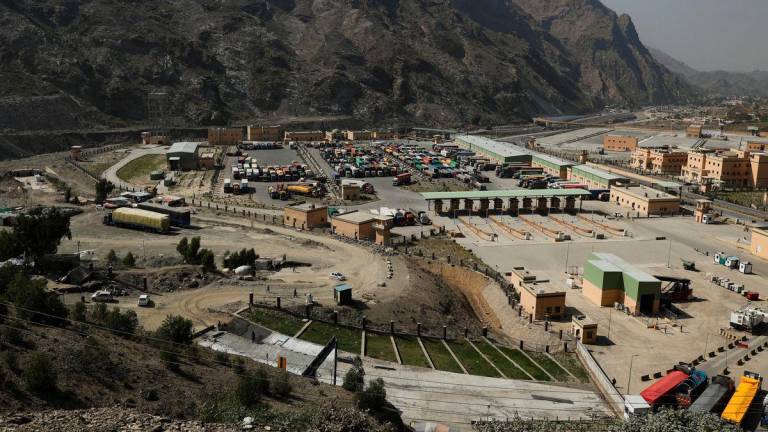 Lori-lori beratur di sempadan Torkham selepas Pakistan menutup lintasan sempadan dengan Afghanistan, berikutan insiden tembak-menembak antara pasukan keselamatan kedua-dua negara, di Torkham, Pakistan, pada 15 Oktober 2025. - Reuters