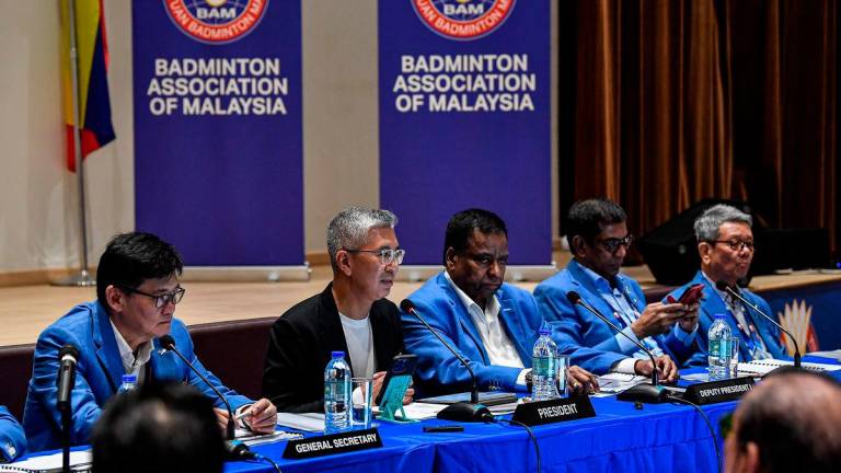Presiden baharu Persatuan Badminton Malaysia (BAM) Tengku Datuk Seri Zafrul Tengku Abdul Aziz (tengah) ketika mempengerusikan Mesyuarat Majlis Persatuan Badminton Malaysia (BAM) di Akademi Badminton Malaysia, Bukit Kiara hari ini. Turut serta Timbalan Presiden Persatuan Badminton Malaysia (BAM) Datuk V. Subramaniam (tiga,kanan) -fotoBERNAMA