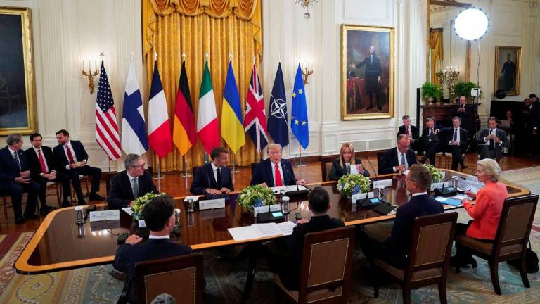 U.S. President Donald Trump meets Ukrainian President Volodymyr Zelenskiy, German Chancellor Friedrich Merz, French President Emmanuel Macron, British Prime Minister Keir Starmer, Italian Prime Minister Giorgia Meloni, Finland's President Alexander Stubb, NATO Secretary General Mark Rutte and European Commission President Ursula von der Leyen amid negotiations to end the Russian war in Ukraine, at the White House in Washington, D.C., U.S., August 18, 2025. - REUTERSPIX