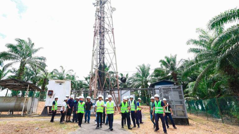 Menteri Komunikasi Datuk Fahmi Fadzil (tengah) melawat menara telekomunikasi Sapagaya sempena lawatan kerja beliau ke Tawau dan Lahad Datu hari ini. - BERNAMA
