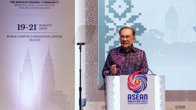 Perdana Menteri Datuk Seri Anwar Ibrahim menyampaikan ucapannya pada Forum Undang-Undang ASEAN 2025 yang bertemakan “Memperkasa Akses kepada Keadilan dalam Komuniti Ekonomi ASEAN: Menjambatani Kerjasama Perundangan untuk Pertumbuhan Inklusif dalam Era Digital” di Pusat Konvensyen Kuala Lumpur hari ini -fotoBERNAMA