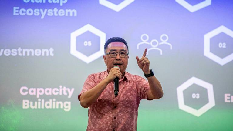 Menteri Sains, Teknologi dan Inovasi Chang Lih Kang berucap pada Program MOSTI Tech Talks 2025 “The Nuclear Edge” di Universiti Teknologi Petronas Persiaran (UTP) di sini malam tadi. - fotoBERNAMA