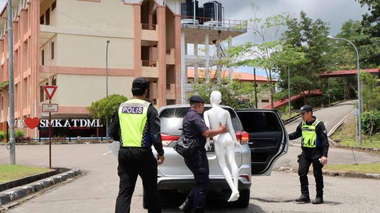 Prosiding inkues bagi menyiasat punca kematian pelajar tingkatan satu Zara Qairina Mahathir yang memasuki hari keenam hari ini bermula dengan pihak-pihak yang terlibat melawat lokasi kejadian di bangunan asrama perempuan Blok Rabiatul Adawiyah Sekolah Menengah Kebangsaan Agama Tun Datu Mustapha, di sini - fotoBERNAMA