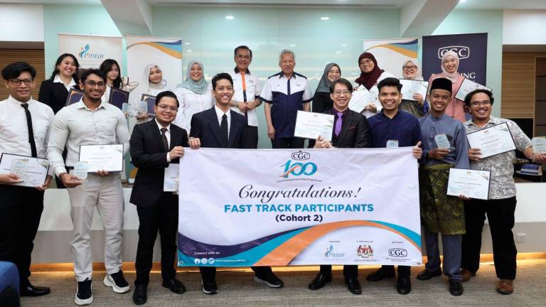 Chairman of Credit Guarantee Corporation Malaysia Bhd (CGC), Datuk Mohammed Hussein, poses for a photograph with graduates at the Graduation of Comprehensive Track and Fast Track Programme at the Auditorium of the International Centre for Education in Islamic Finance (INCEIF), Jalan Tun Ismail, today. Also present was CGC President and Chief Executive Officer, Datuk Mohd Zamree Mohd Ishak (back row, fifth from left). - BERNAMA