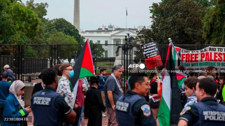 Protesters gather outside the White House where Israeli Prime Minister Benjamin Netanyahu was meeting with U.S. President Donald Trump on September 29, 2025 in Washington, DC. - Tasos Katopodis/Getty Images/AFPPIX