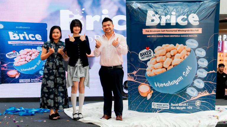 (From left) SW Food head of marketing Lim and National Key account manager Kendy Liew together with Minnie.